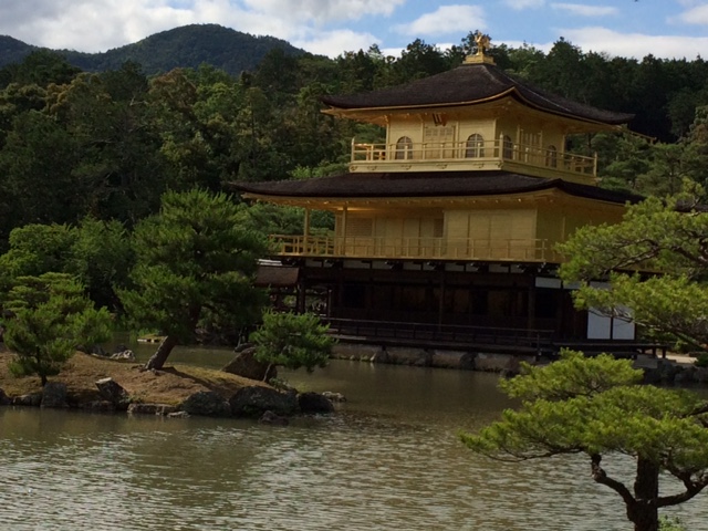 Der goldene Tempel Kinkaku-ji in Kyoto.